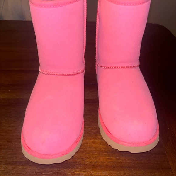 KIDS 5 PINK AZALEA UGG CLASSIC SHORT II WP WATERPROOF LEATHER BOOTS - Picture 2 of 5